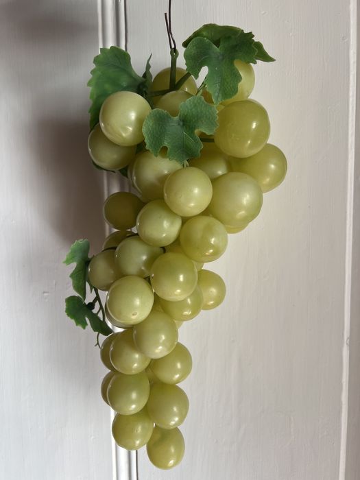 Cacho gigante de uvas em borracha