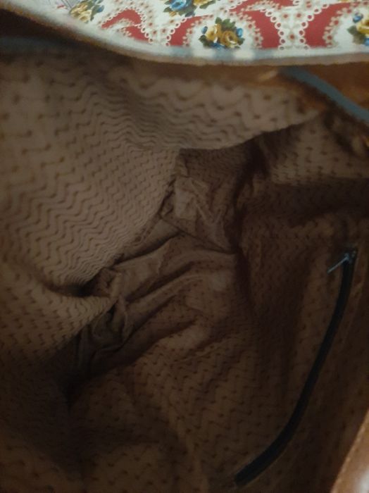 Mochila de lona aos quadrados.