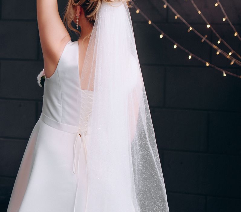 Весільна атласна сукня