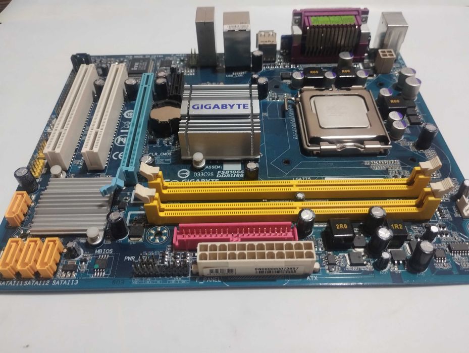 Плата материнская Gigabyte GA-945GCM-S2L с процессором и охлаждением.