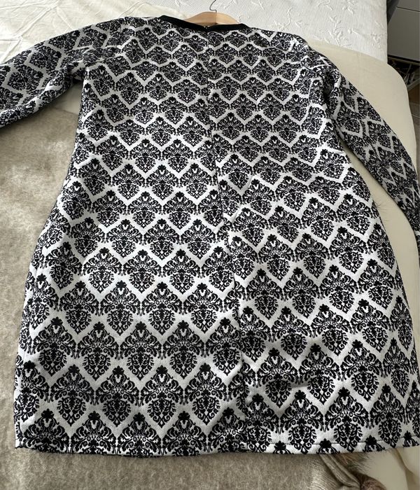 Vestido em malha fina, com padrao de cores lindo.