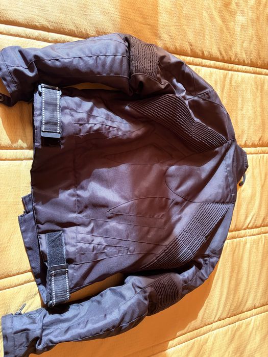 Casco de moto com proteções muito pouco usado