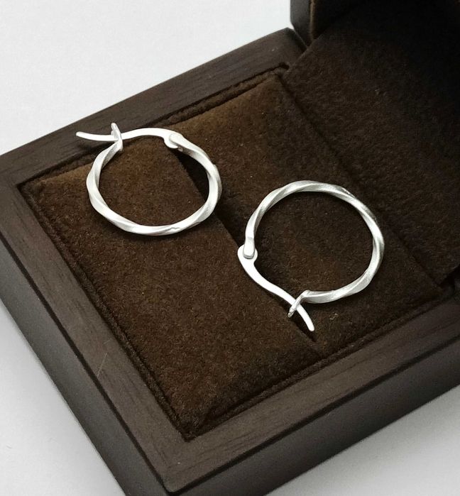 Piękne Srebrne Kolczyki 1,70 G / 925