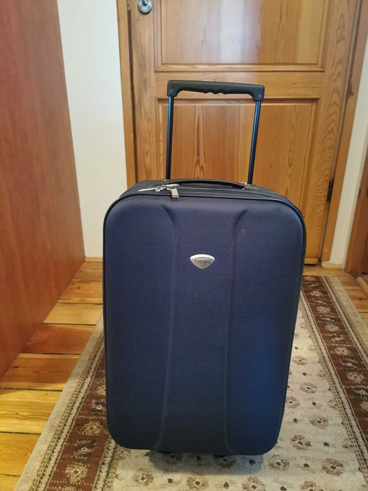 Średnia walizka bez kółka