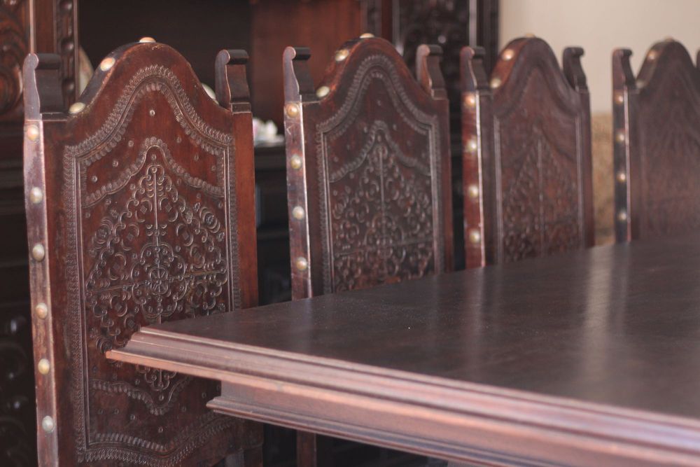 Mesa de jantar antiga em madeira + 8 cadeiras