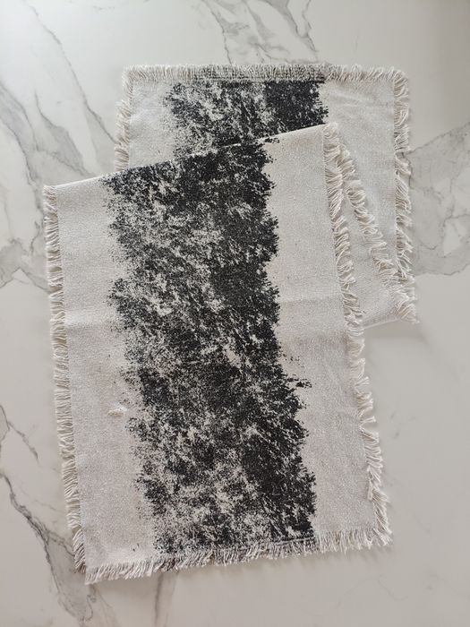 Bieżnik z abstrakcyjnym wzorem