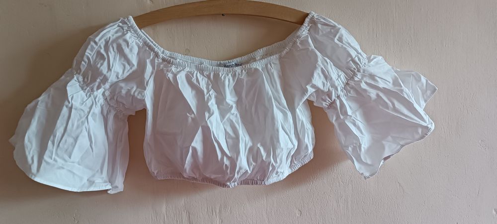 Топ bershka у білому кольорі