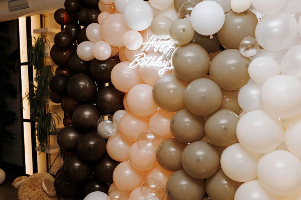 Неоновий напис Happy birthday здаю