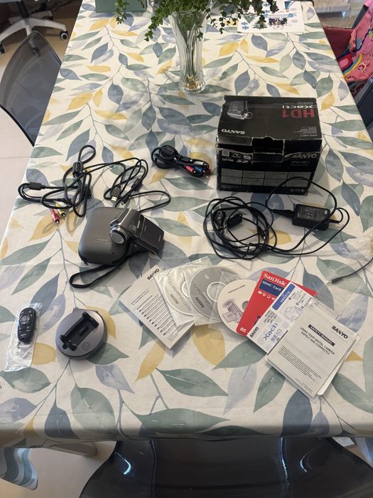 Câmara de vídeo digital Sanyo Xacti VPC-HD1, em muito bom estado e com conjunto completo de acessórios