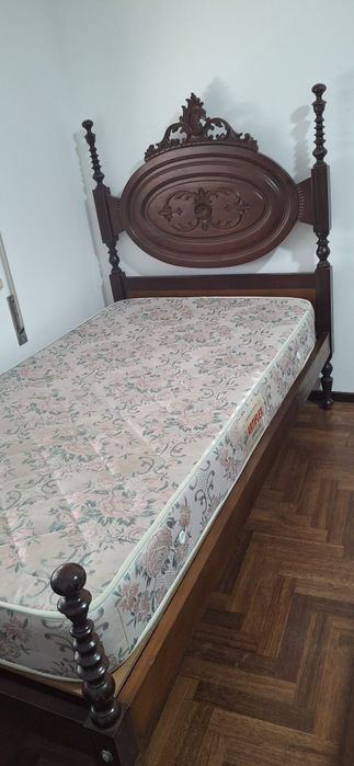 Cama de solteiro em madeira