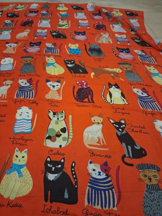 *Jedwabna chusta dla miłośniczki kotów.