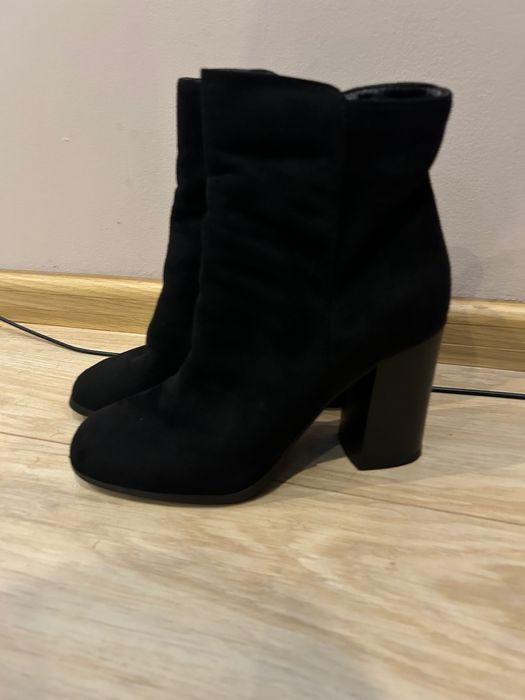 Нові чорні чобітки