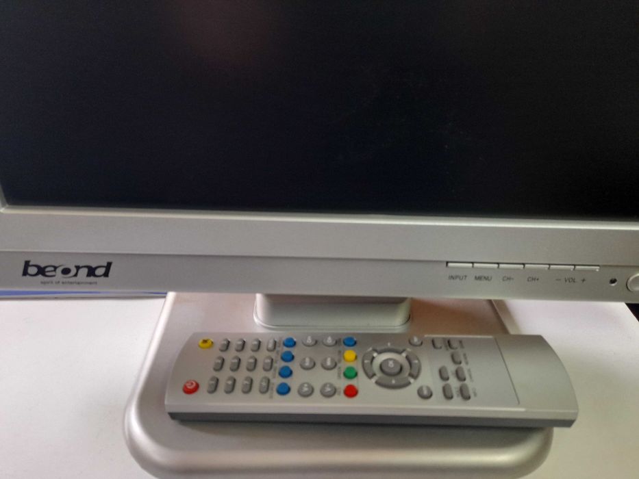 Monitor/TV Beond – BTFT1511 com comando à distância.