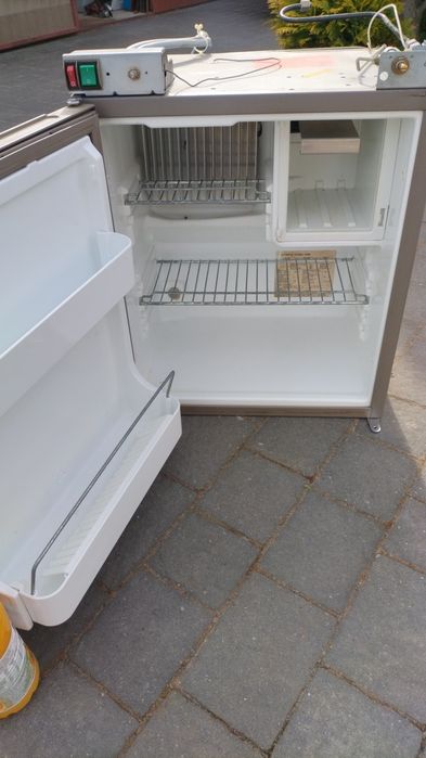 Sprzedam sprawną lodówkę do przyczepy kempingowej lub kampera