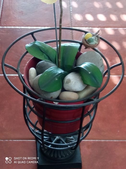 Floreira-estrutura em metal