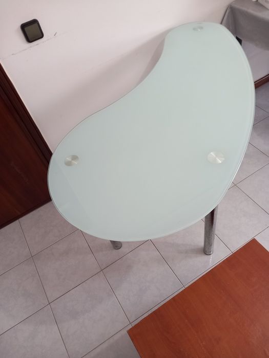 Mesa de vidro e mesa de madeira
