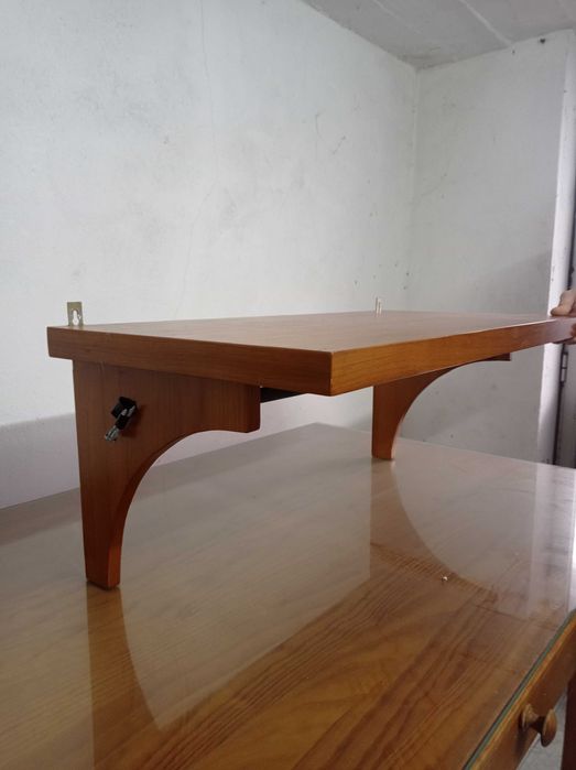 2 Prateleiras para pronto a vestir.