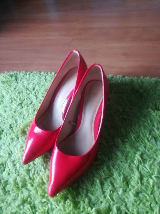 Sapatos de verniz
