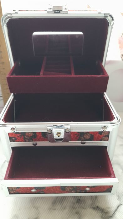 Шкатулка для украшений.