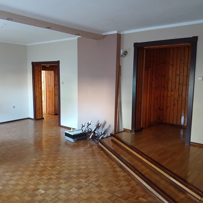 Przestronny dom z fotowoltaika, dużym budynkiem 160m2 pod inwestycje