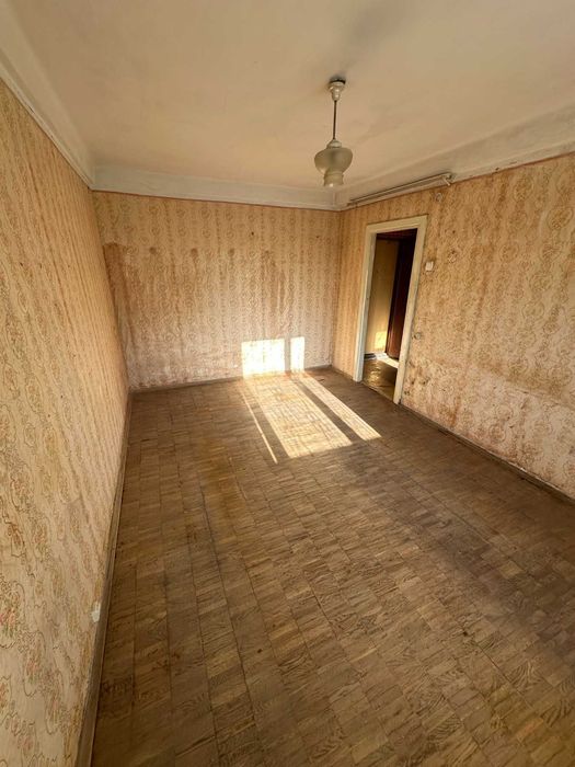 Однакомнатная Пр. Воскресенський 32 срочно продам