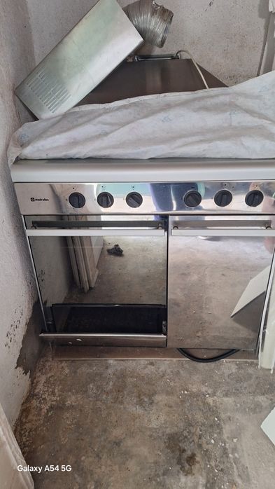 Vendo fogão a gás em bom estado, tem forno, estufa,5 bicos ,1 dos quais é rápido e tem espaço para a bilha do gaz