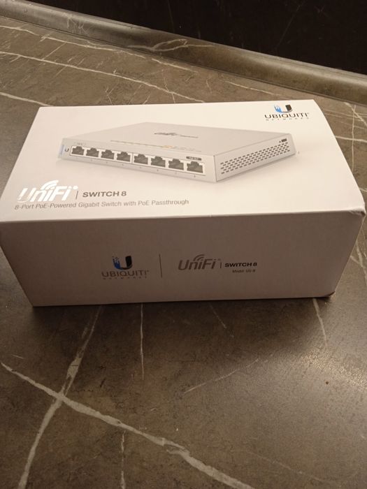 Коммутатор сетевой новый. Ubiquiti на 8 портов.