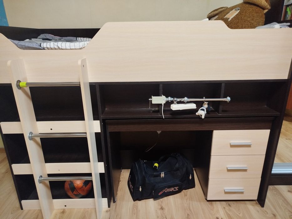 Ліжко горище з матрацом та  викотним столом