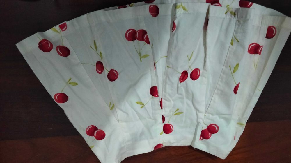 Saia fundo branco com cerejas (5 anos)