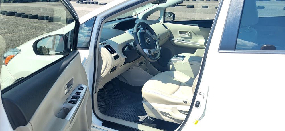 Toyota PRIUS V 2012