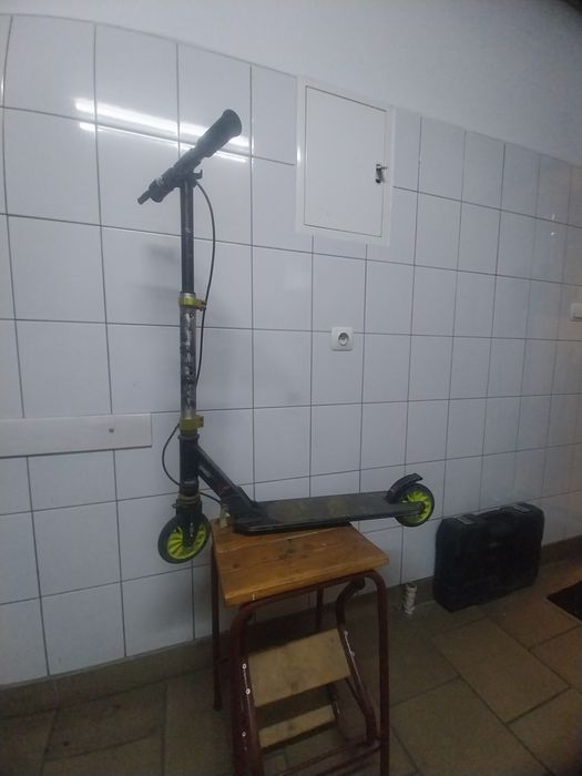 Hulajnoga z hamulecem w ręce