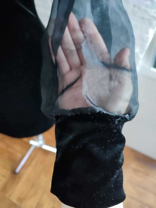 Sukienka czarna z aksamitu z przezroczystymi rękawkami