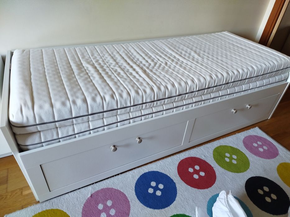 Cama ikea, em excelente estado com puxador de gaveta alterado,.