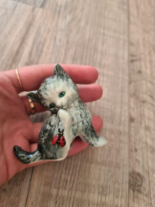 Goebel porcelanowa  figurka kotka z biedronką