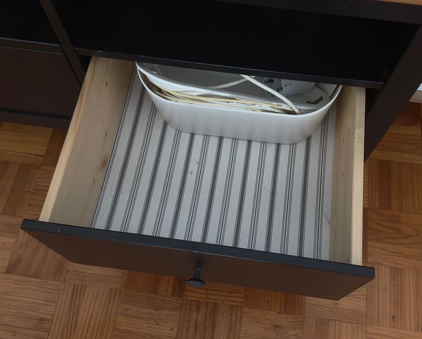 Móvel de TV IKEA HEMNES preto e castanho