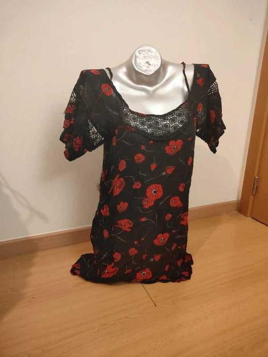 Vestido curto com uma estampa floral de papoilas vermelhas em fundo preto Tezenis