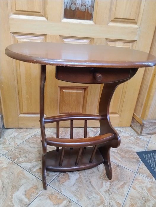 Stolik etażerka z gazetownikiem drewniany ciemny teak do przedpokoju