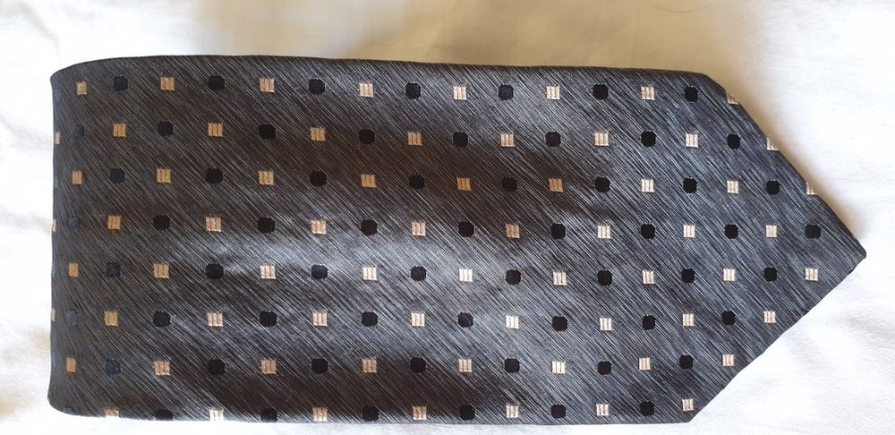 Gravatas HUGO BOSS original a 15€ cada. Classe e distinção!