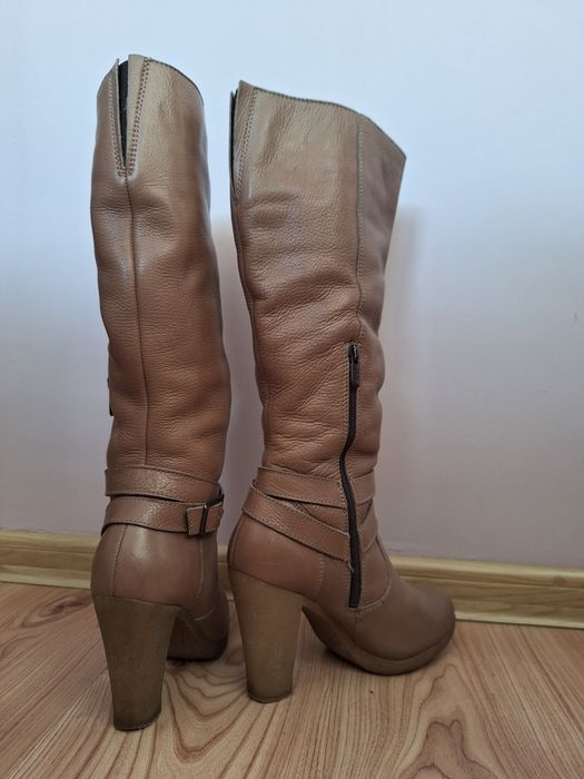 Beżowe kozaki zimowe