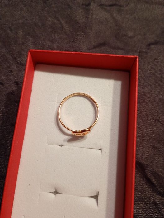 Złoty pierścionek.