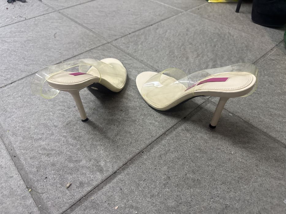 Sandalias transparentes beje zara