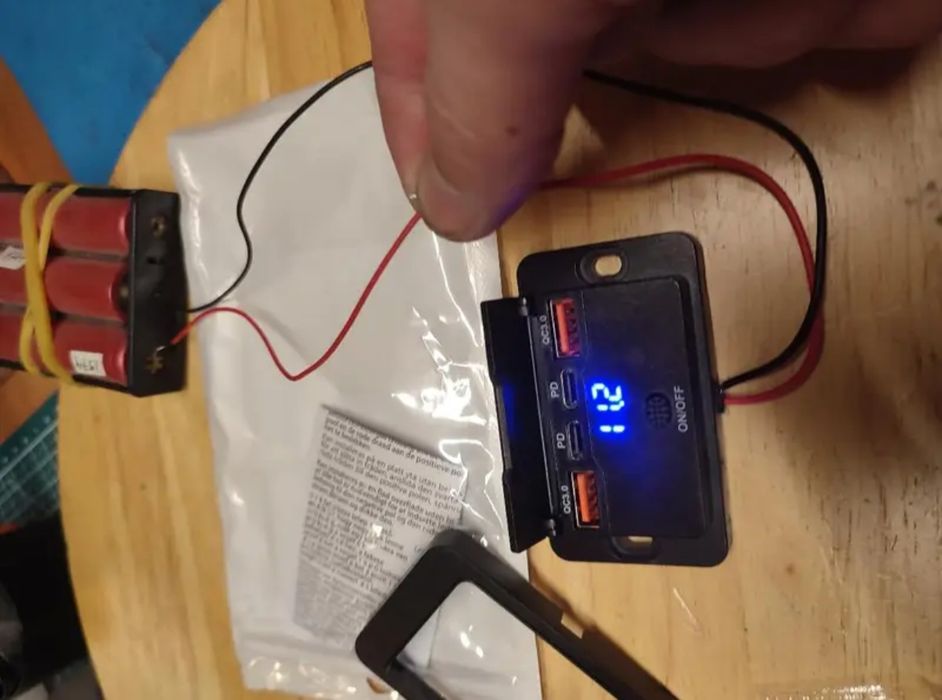 Устройство для зарядки до 3 телефонов от акумулятора12В.Вольтметр.