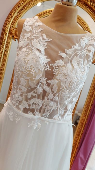 Suknia ślubna z górą koronkową r. 40