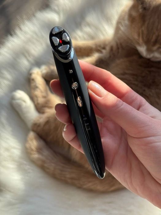 Мікрострумовий масажер для обличчя