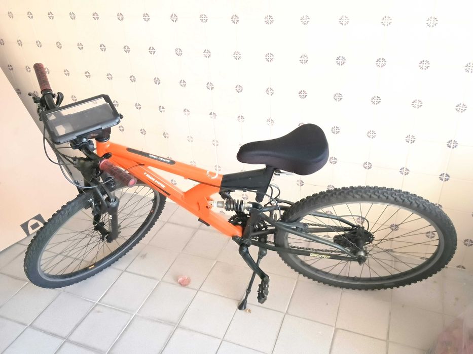 Bicicleta BTT com três amortecedores