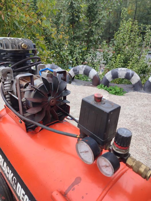 Компресор BLACK DECKER 50L воздушний