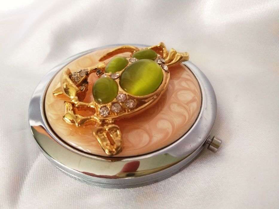 Дзеркальце косметичне "Краб" з стразами в подарунковій коробці