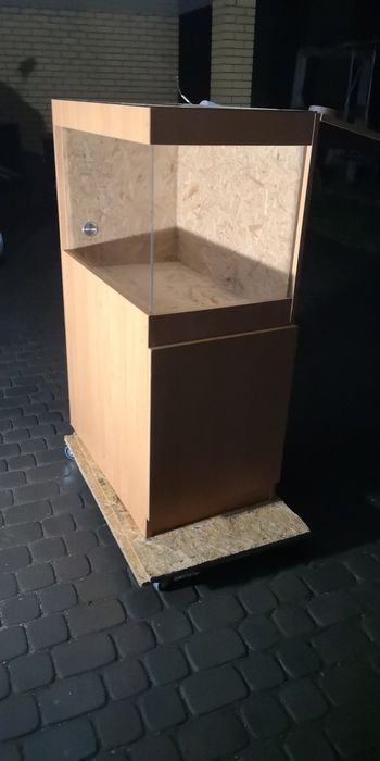 Terrarium narożne z szafką.