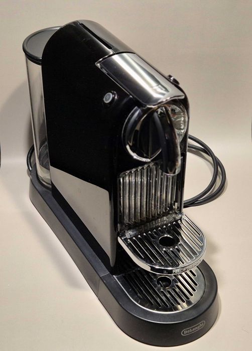 Máquina de Café Nespresso DeLonghi Preta