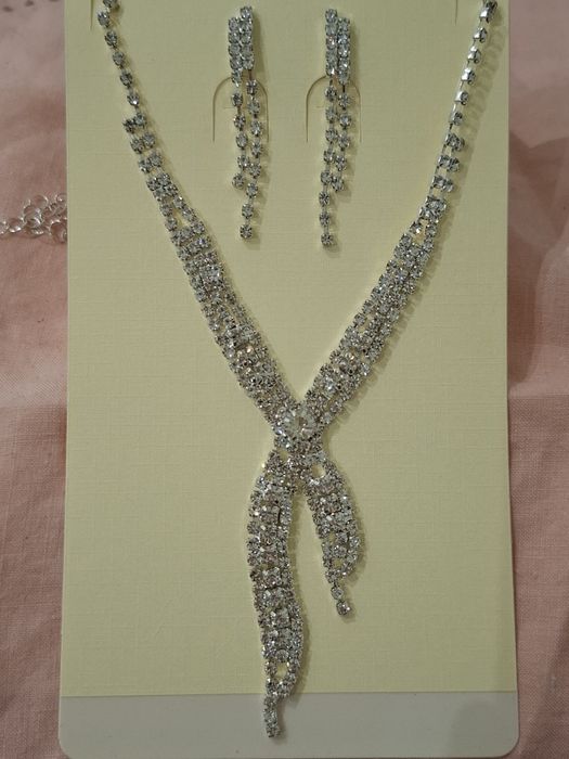 Conjunto colar e brincos brihantes novos
Elegantes